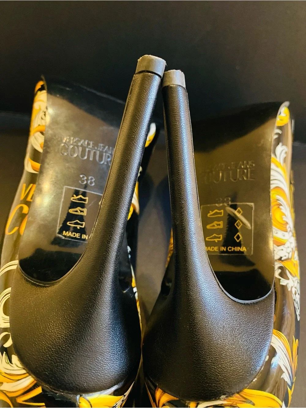 🛍️ VERSACE JEANS COUTURE AUTHENTIC BAROQUE PRINT TOE CAP STILETTO PUMPS NWOT - Picture 16 of 17